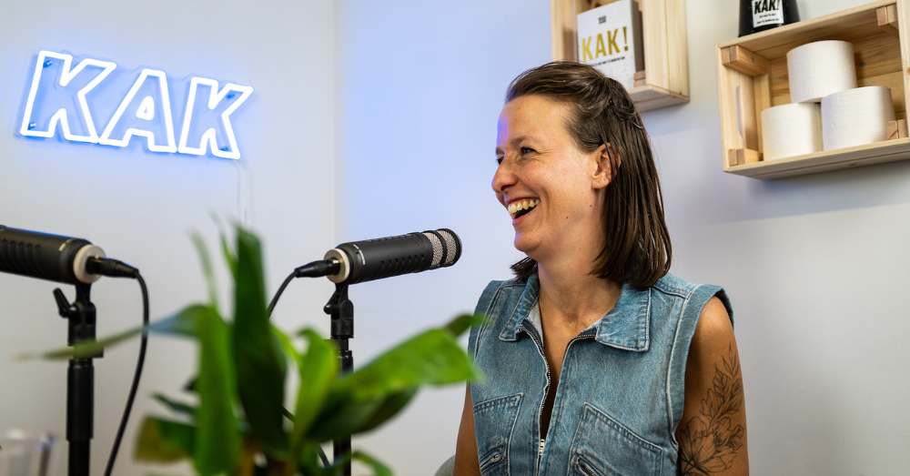Foto van vrouw die in een microfoon praat in de podcast ruimte van Maison Slash